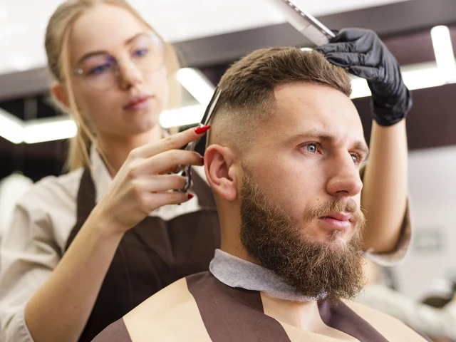 Mujer-de-baja-vision-cortando-el-cabello-de-un-caballero