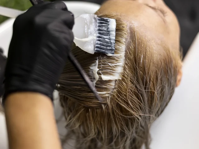Mujer-lavando-su-cabello-en-el-salon-de-belleza