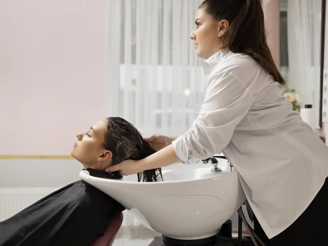 Mujer-recibiendo-tratamiento-en-peluqueria